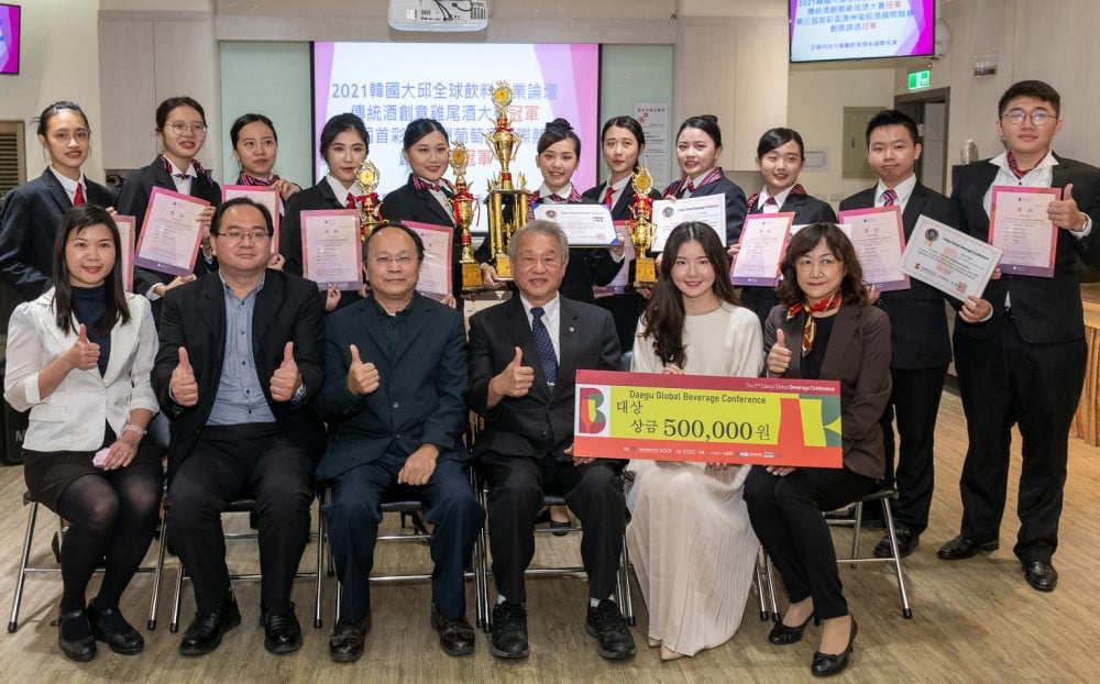 可能是 11 個人、大家站著和室內的圖像