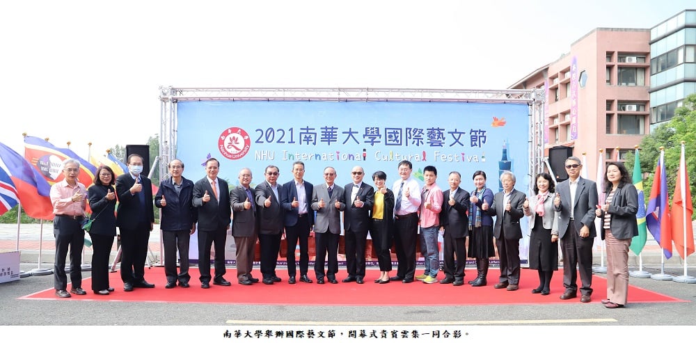 可能是 16 個人和大家站著的圖像