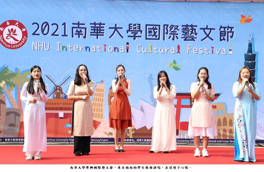 可能是 6 個人和大家站著的圖像