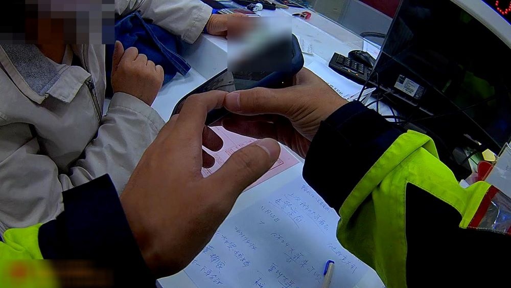 員警以手機翻譯及手寫等方式溝通