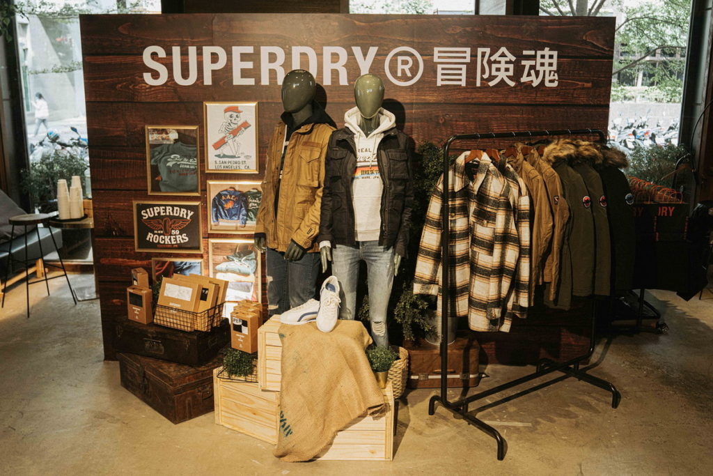 SUPERDRY推出『有機棉』、『再生材質』、『純素鞋履』三大永續發展系列商品，期盼在創造時尚潮流的同時，重視地球永續發展議題。