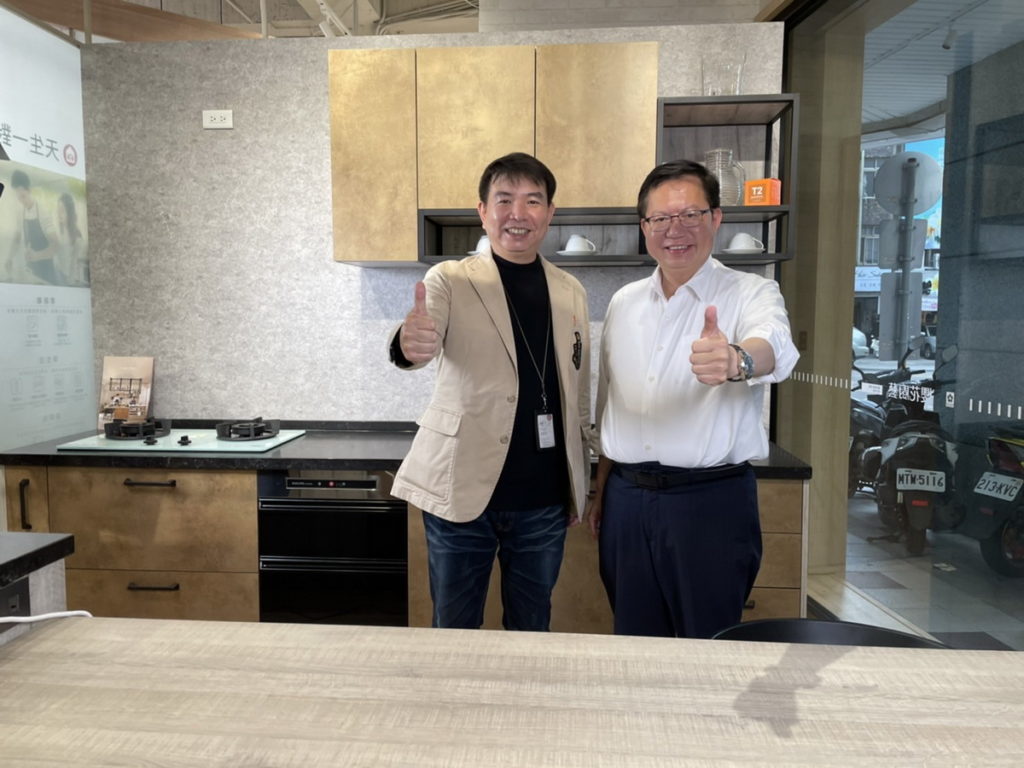 桃園市攜手與台灣首屈一指的生鮮電商熊媽媽展開合作，(左)熊媽媽買菜網彭鴻珷總經理(右)桃園市長鄭文燦。