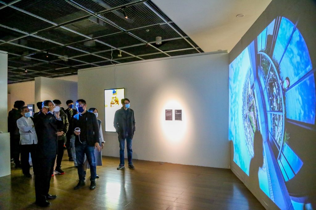 展場內有互動式VR體驗參展作品(圖/東海大學提供)
