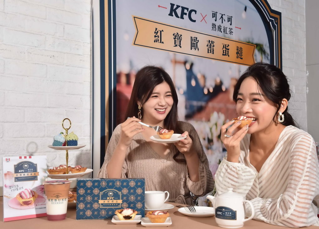 「紅寶歐蕾蛋撻」多層次的外型更是與可不可飲品「紅寶歐蕾」的夢幻漸層相互呼應,將手搖飲優雅變身為蛋撻,更為聖誕節增添了繽紛應景的氛圍,每一口都讓人感受到節慶的甜蜜幸福感(販售餐點不含飲料,僅為示意)