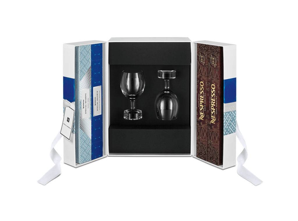 Nespresso年度臻藏咖啡禮盒,以珍稀秘境的咖啡風味為主軸,內含三款匠心獨具珍稀限量咖啡,並搭配經世界專業酒杯領導品牌共同打造的水晶玻璃咖啡品飲對杯組