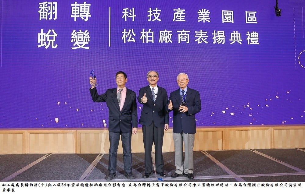 可能是 3 個人、大家站著和文字的圖像