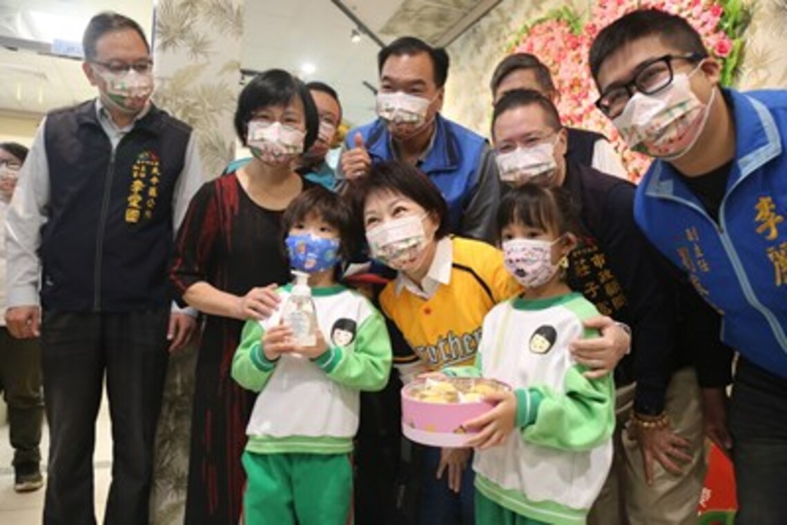 五倍券怎麼花? 盧市長挺身障買糕點捐非營利幼兒園