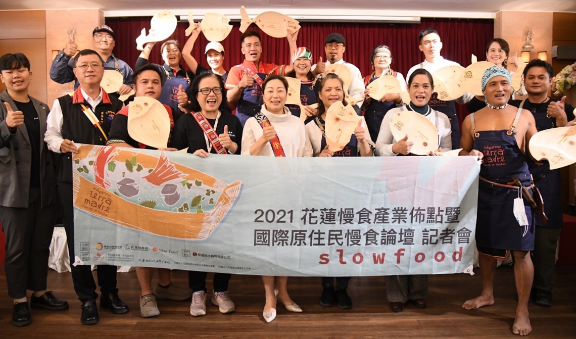 花蓮縣慢食餐飲據點及國際原住民慢食論壇將登場 徐榛蔚為14家業者頒發認證牌 全力推廣花蓮慢食文化