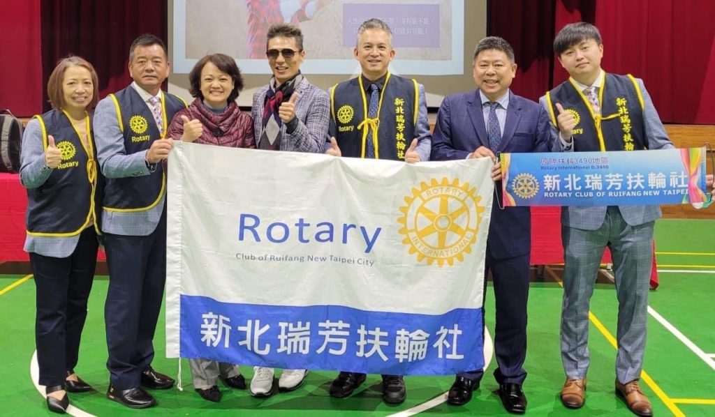  新北瑞芳扶輪社與台北旭東網路扶輪社，至瑞芳國小捐贈特教班教育獎助金，分享「看不見世界、看見夢想」生命教育講座。  
