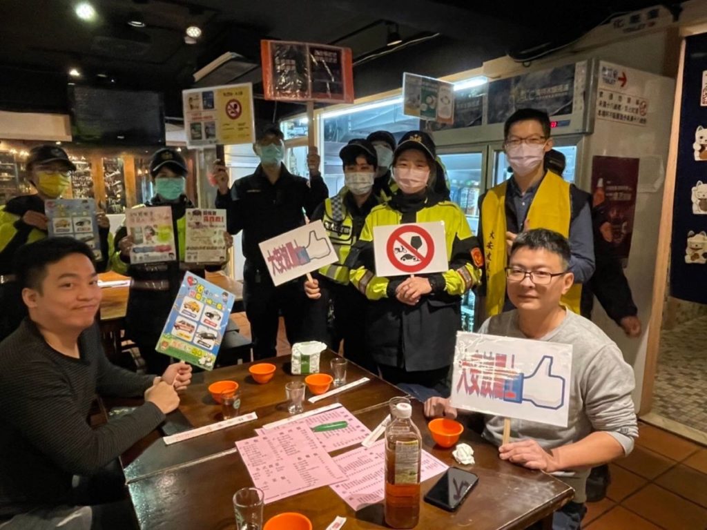 到「胖子小吃部」向民眾宣導「酒後駕車醉不該,指定駕駛換人開」