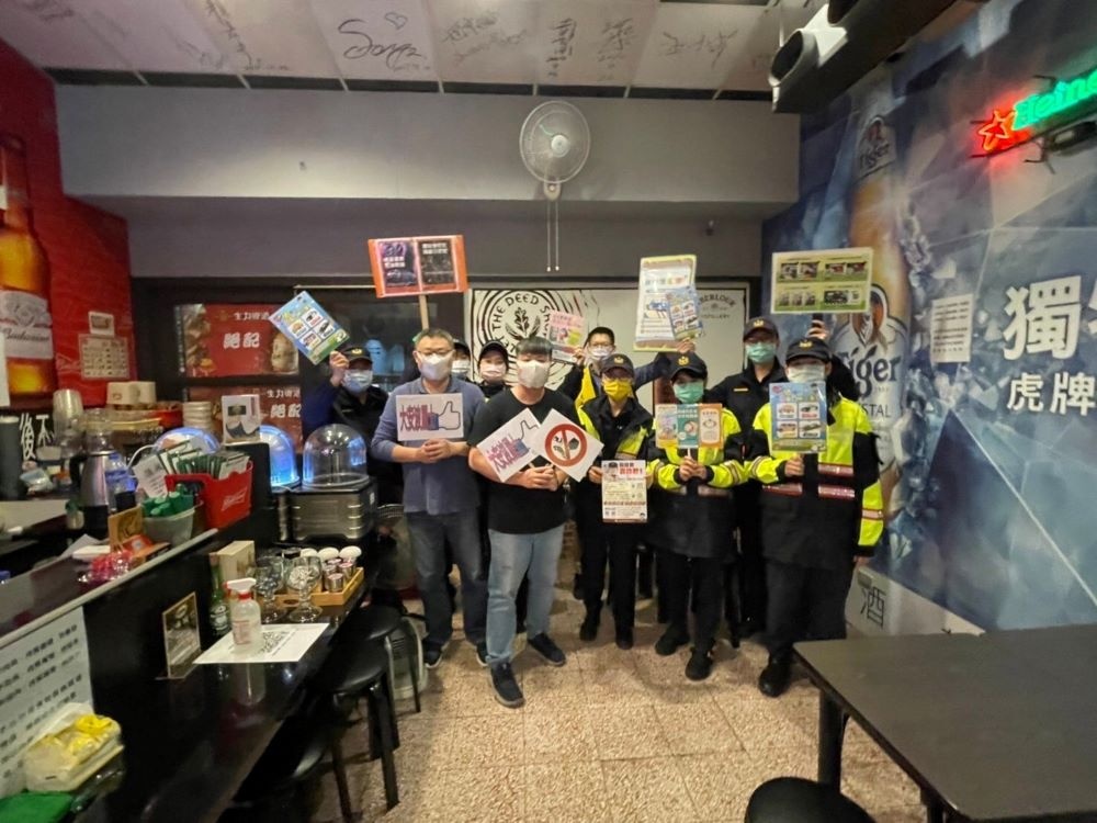 向「維吾爾新疆傳統炭烤」店家宣導,協助代客叫計程車。