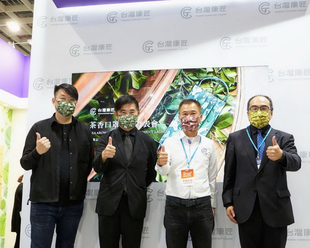 天天茶香口罩上市記者會_左起台灣康匠設計總監連國輝、台灣設計研究院 張基義院長、台灣康匠 陳勇志 總經理、經濟部工業局 呂正華 局長。