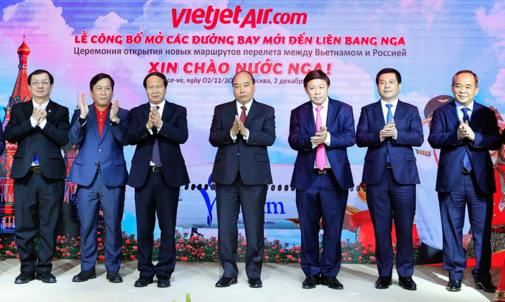 越南國家主席阮春福先生(中)於俄羅斯首都莫斯科參與新航班宣布儀式