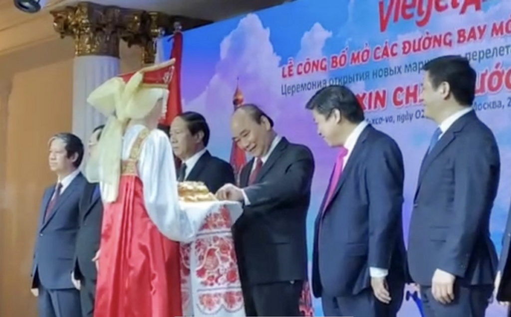 主辦國俄羅斯也獻上他們的傳統美食–鹹麵包來表示其熱情