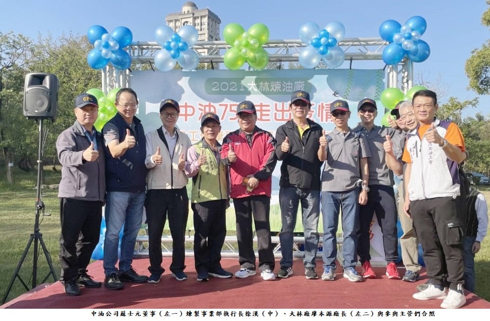 可能是 9 個人、大家站著和戶外的圖像