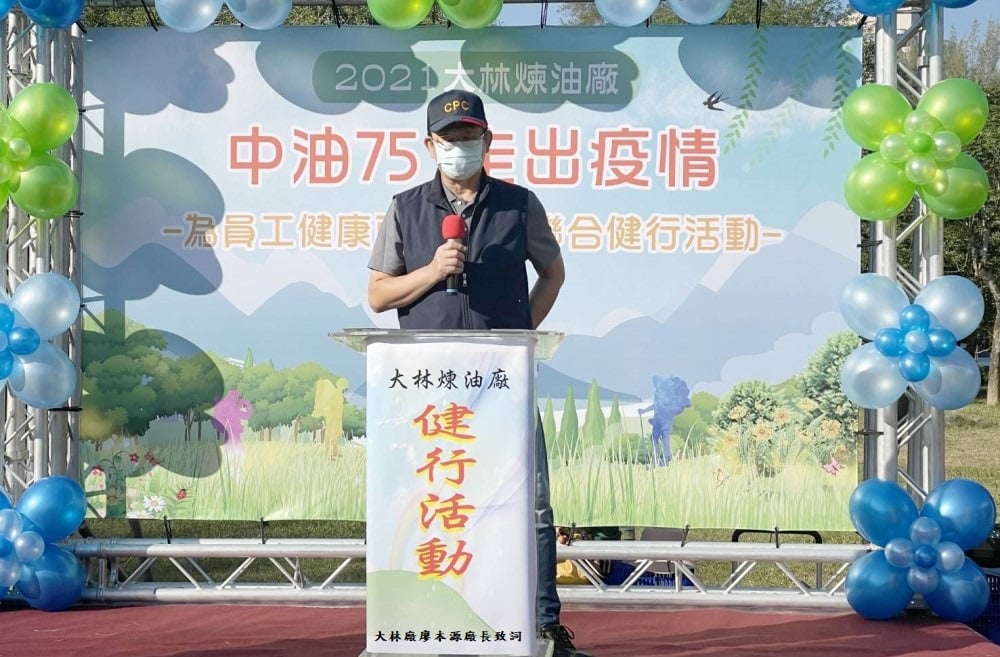 可能是 1 人、站立和文字的圖像