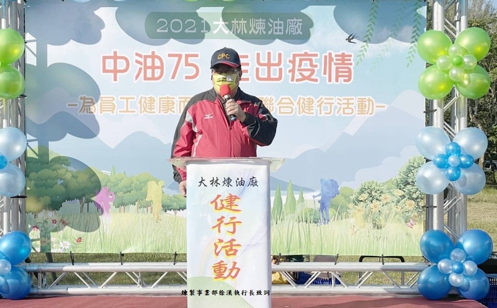 可能是 2 個人、大家站著和文字的圖像