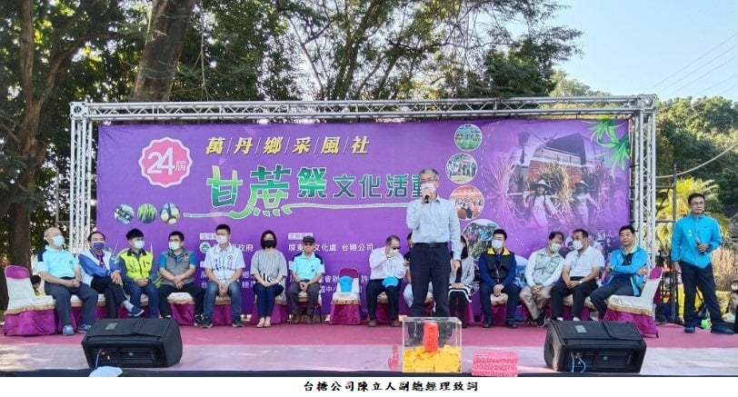 可能是 13 個人和大家站著的圖像