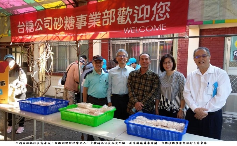 可能是 7 個人和大家站著的圖像