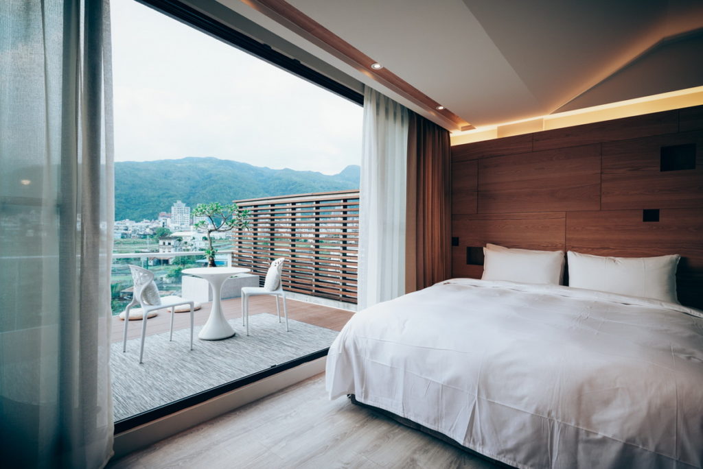 「Onsense villa」的房間裝潢溫暖簡約,採光明亮。(圖片由Booking.com提供)