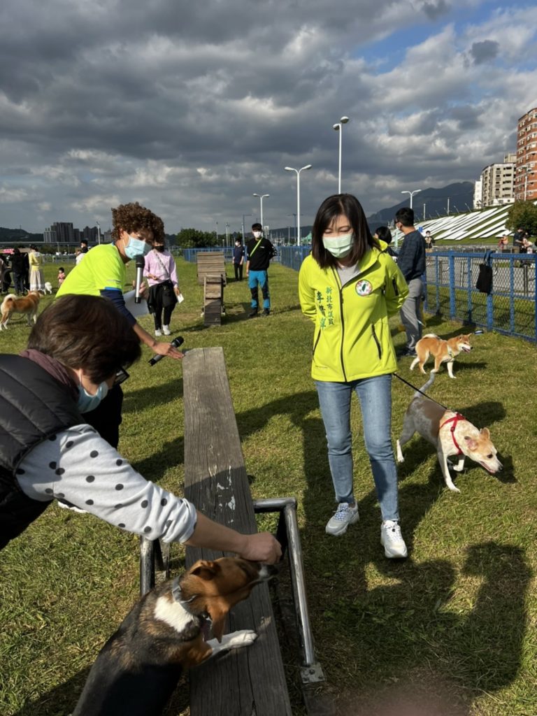 新北市議員李倩萍暨新北市寵物商業同業公會、鐶球訓犬學校今日(4)於蘆洲蘆堤寵物公園,共同舉辦「萌寵毛寶貝 運動嘉年華」活動