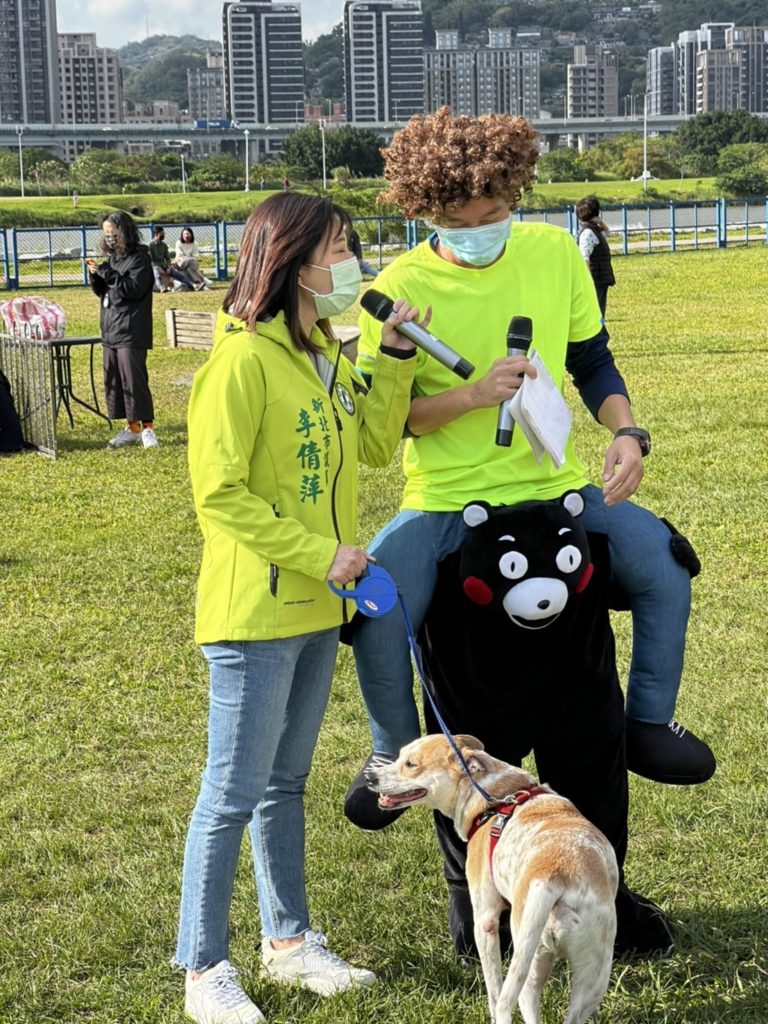 新北市議員李倩萍暨新北市寵物商業同業公會、鐶球訓犬學校今日(4)於蘆洲蘆堤寵物公園,共同舉辦「萌寵毛寶貝 運動嘉年華」活動