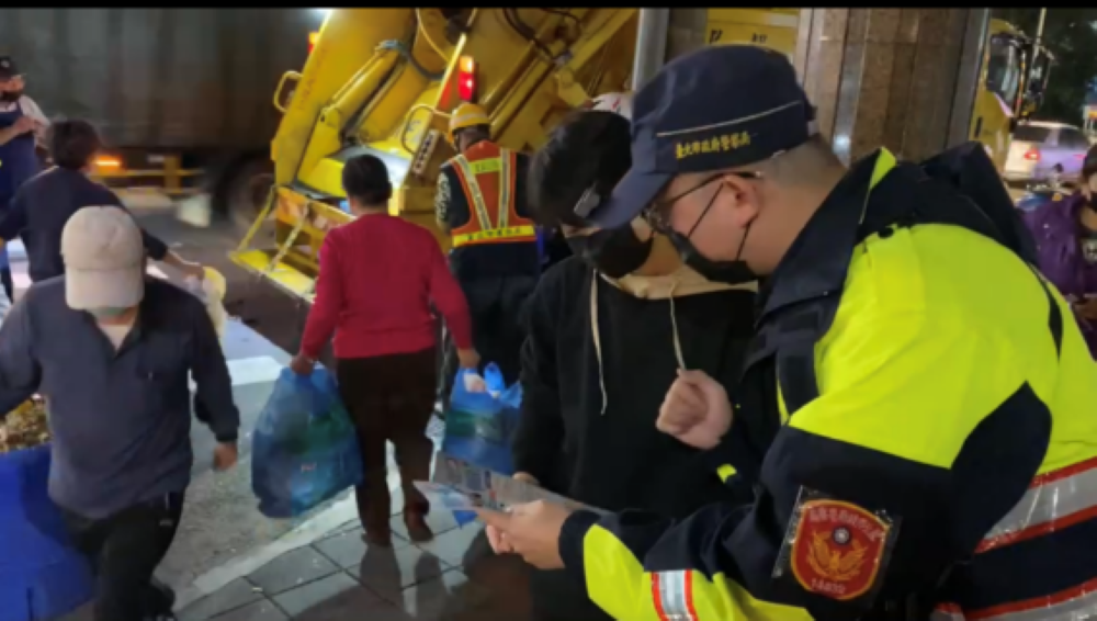 投資詐騙案件數最多 ， 文山第二分局結合北市垃圾車防詐騙播音活動 。 