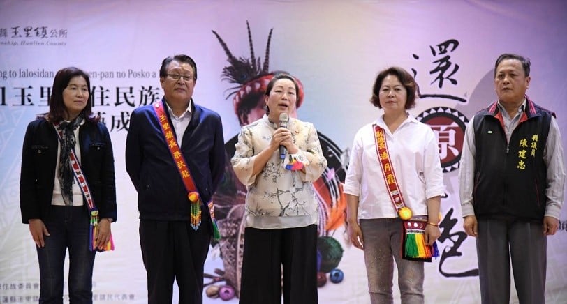 可能是 5 個人和大家站著的圖像