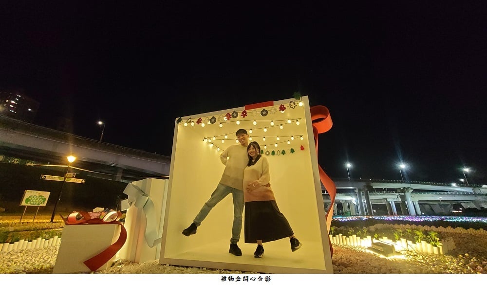 可能是 2 個人和大家站著的圖像