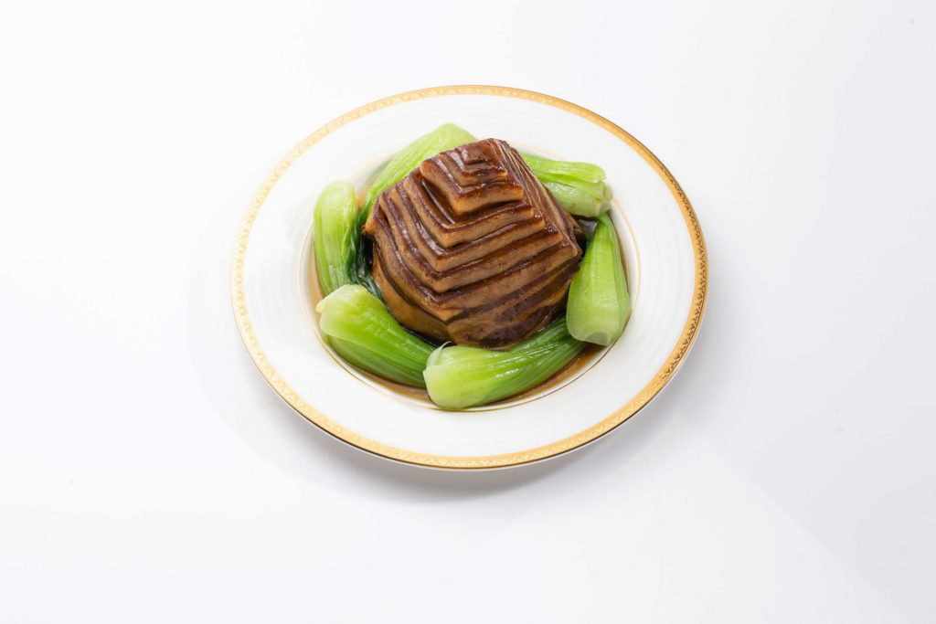 「蘇杭寶塔一刀肉」，一刀肉顧名思義，師傅得一刀不斷將整塊豬五花肉，沿著邊切成薄薄的一長條肉片，經過烹煮，塑形成猶如金字塔般的造型。。