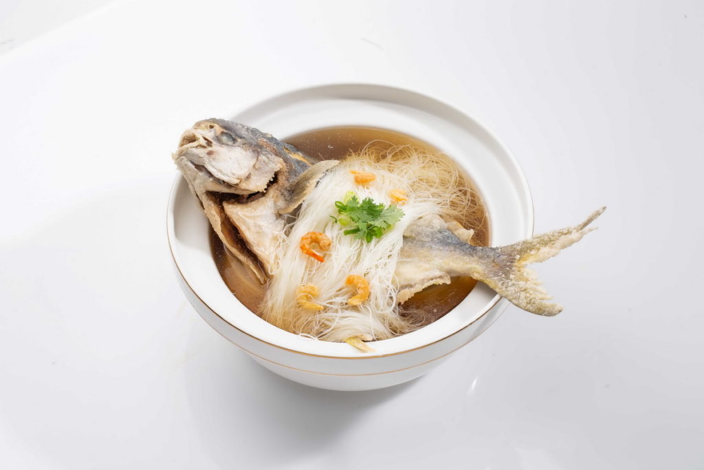 「鯧盛有魚靚湯炊粉」是一道香氣撲鼻的古早味台式金鯧炊粉，「金鯧魚」具有昌盛的喜氣諧音，更是象徵年年有餘，魚肉細緻，湯頭鮮甜，搭配上芋頭，香氣迷人。