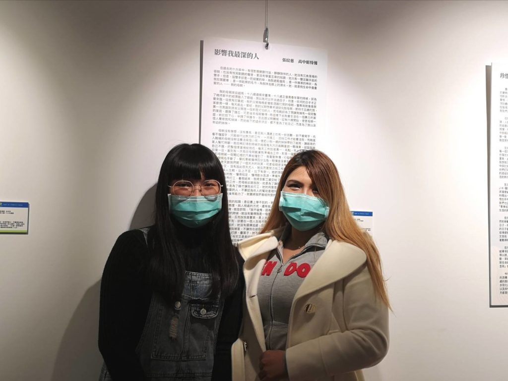 獲獎同學開心與母親合影
