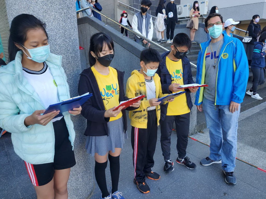 Andrew Highfill (右一)與文雅國小學生