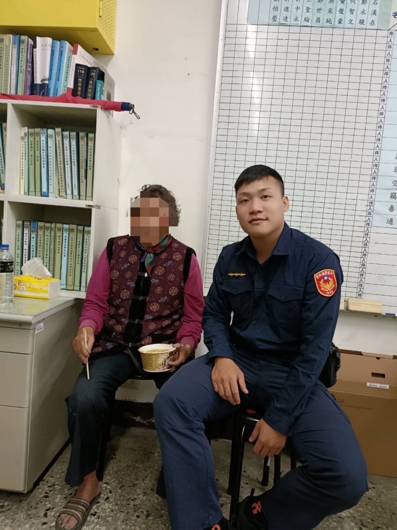 嘉義老婦騎車迷途摔倒 林內警熱心關懷助返家