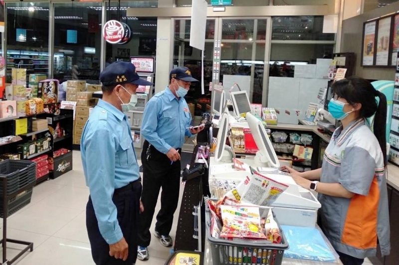 馬公警分局結合守望相助隊 加入超商夜間的巡簽行列