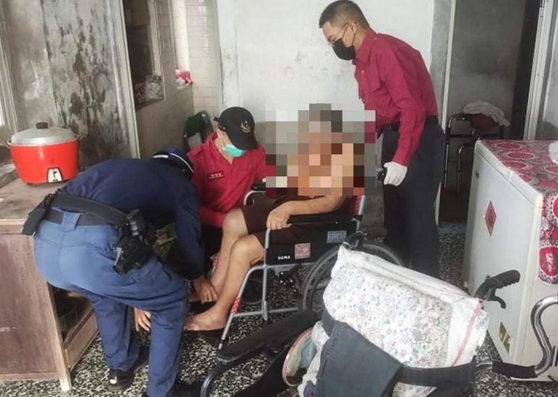 管區民眾行動不便  暖警伸出援手協助