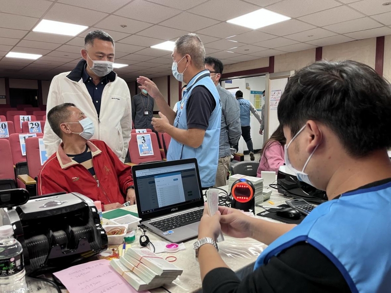 金門縣長楊鎮浯視察振興券核銷櫃台 關心店家核銷情況