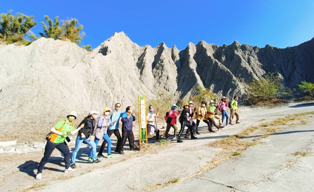 可能是 10 個人、大家站著和戶外的圖像