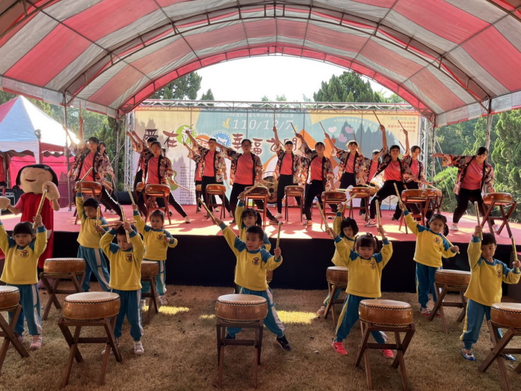 吳鳳科大幼保系學生與美的幼兒園幼生以太鼓拉開序幕