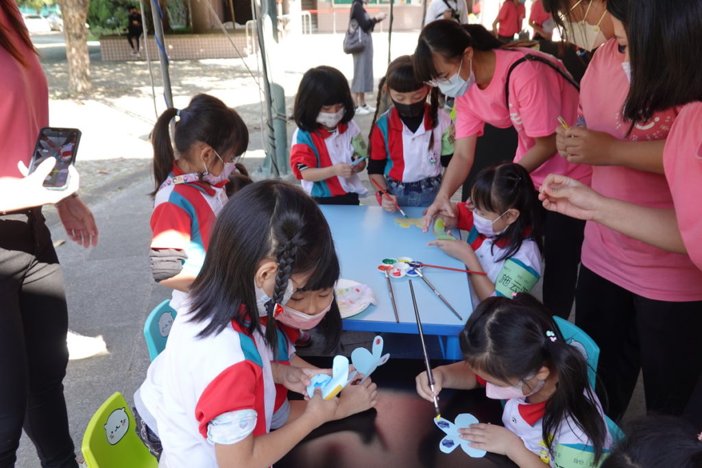 吳鳳科大舉行「有色、有聲-愛在青銀幼幸福的圓圈圈」代間共融活動。