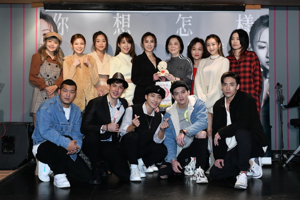 上排左起-比熊+蘿莉塔+賴慧如+佩佩+蔡允潔+紅心字會秘書長李顯文+蔡允潔媽媽+夏宇禾+卜星慧-下排左起 草爺+舞陽+卞慶華+郭忠祐+柯宇森
