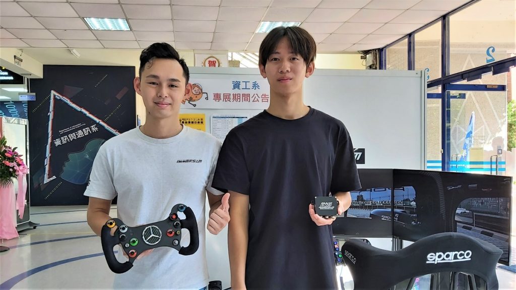 業者詹承儒(左)與資工系學生詹曜均(右)合影。(圖/陳惠玲攝影)