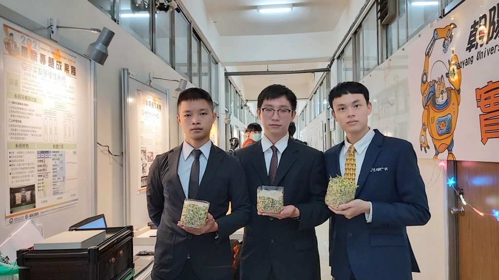 資工系學生陳彥彰、李宗叡、楊荏杰介紹以「芽菜智慧種植系統」為主題的畢業製作專題內容。(圖/陳惠玲攝影)