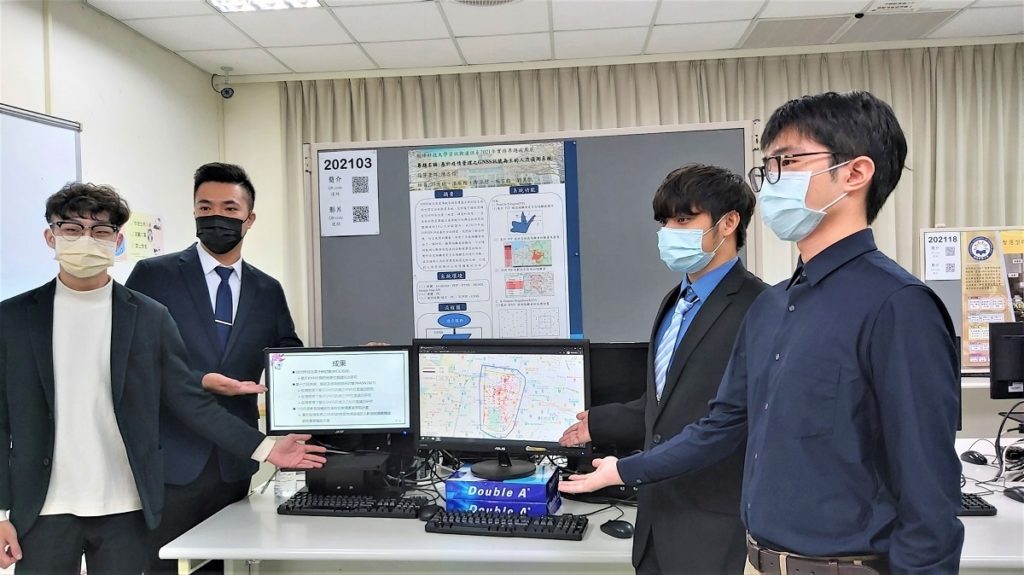 「基於疫情管理之GNSS訊號為主的人流偵測系統」學生團隊合影。(圖/陳惠玲攝影)