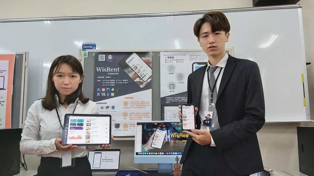 資管系學生洪英峯、王怡勻現場解說「WisRent智慧租屋管理」作品。(圖/陳惠玲攝影)