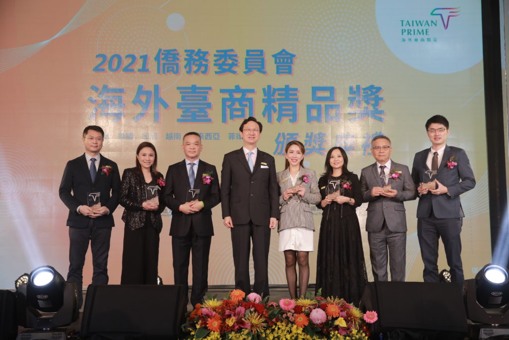 銀質獎獲獎企業與僑委會童委員長合影