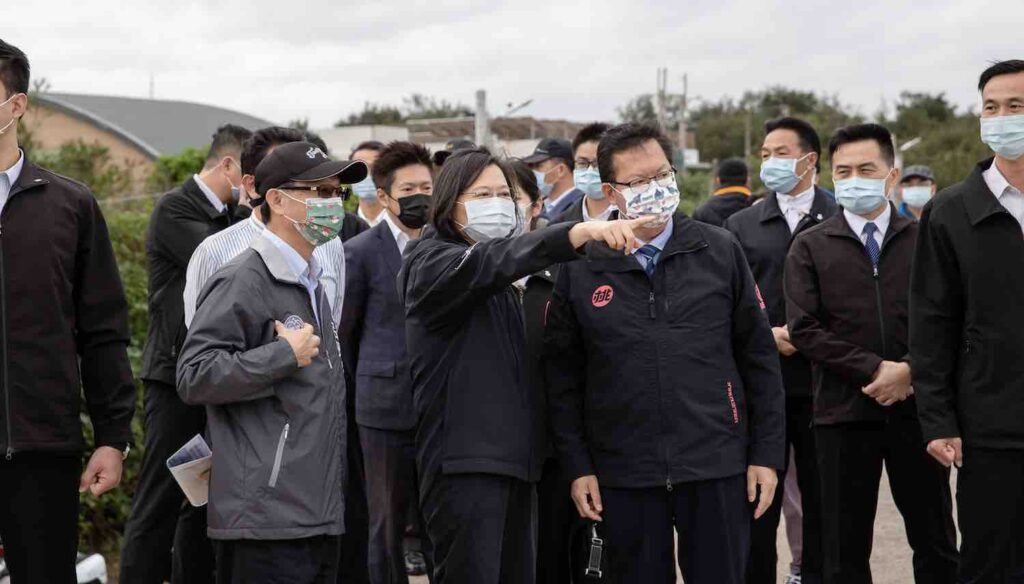 1101125總統蔡英文與桃園市長鄭文燦一同視察藻礁