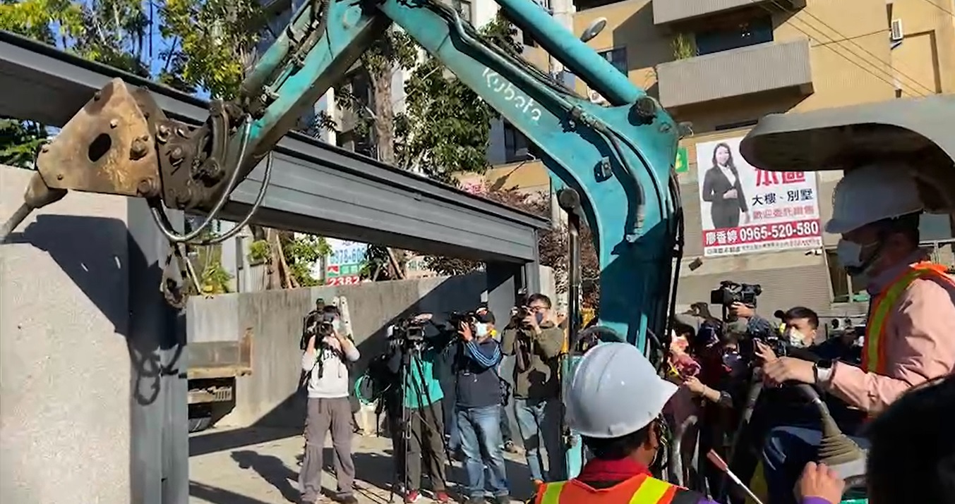 【有影】中二補選/顏寬恒親駕怪手拆違建 感歎選戰主軸脫離選區福祉 69 120702