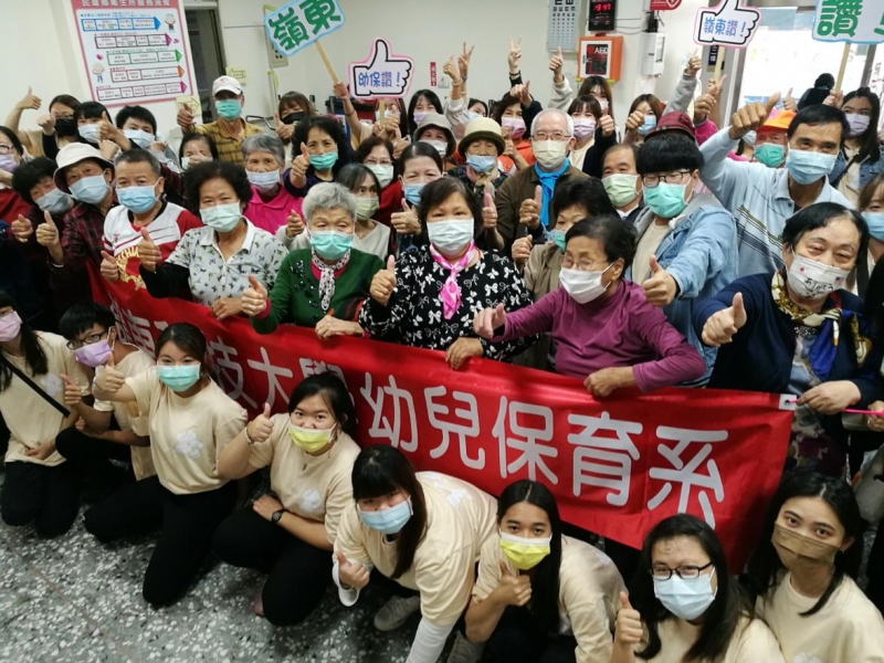 嶺東科大師生拜訪民雄老大人 祖孫同樂氣氛溫馨