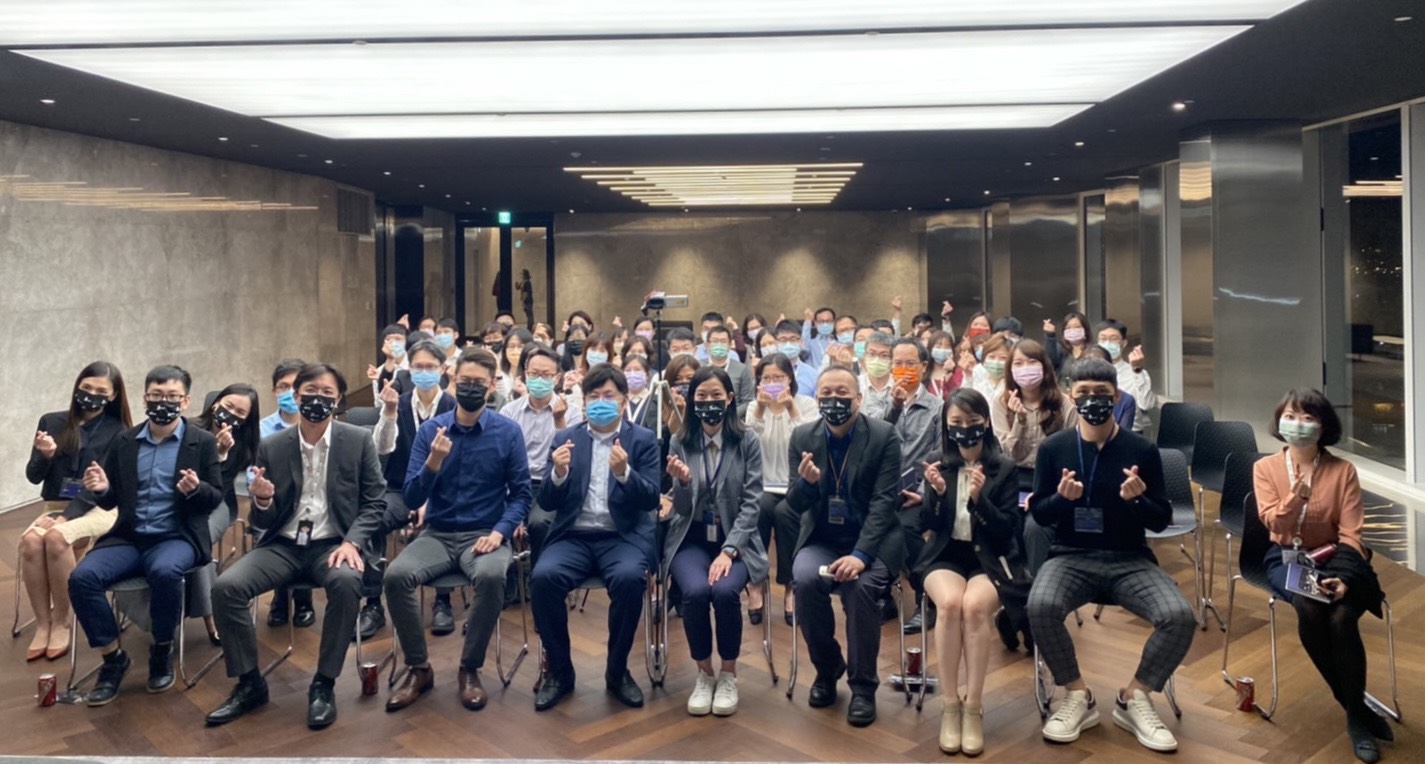 (第一排左二起)凱基法金產品發展處協理陳志榮、超越無限創辦人郭賢宗、中華開發金控資訊長楊偉強、亞洲區塊鏈加速器總監鄭亘綺及副總監鄭立維、亞鏈行銷執行副總賴筱薇及資深經理廖威智